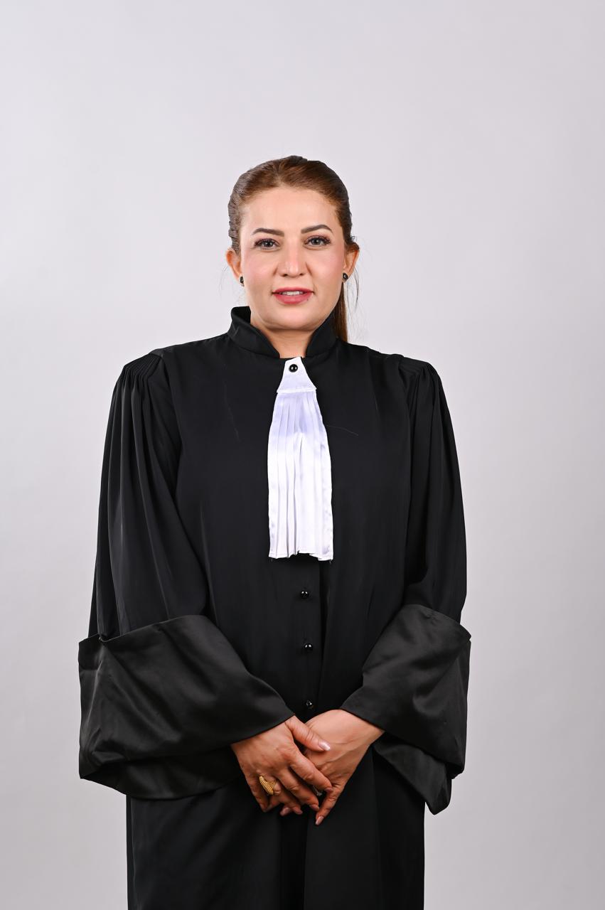 Maître Yosra Abidi en robe d’avocate — portrait officiel